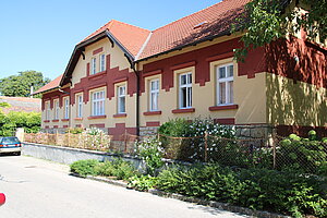 Winzendorf, typisches späthistoristisches Wohnhaus mit secessionistischen Schmuckformen
